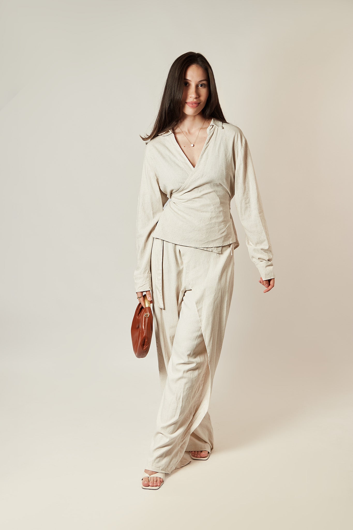 Calça Pantalona transpasse fivela