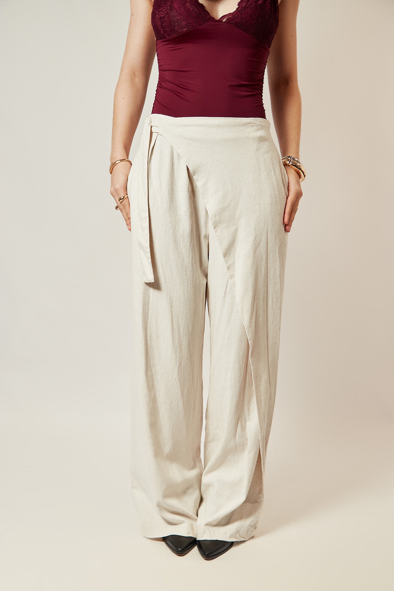 Calça Pantalona transpasse fivela